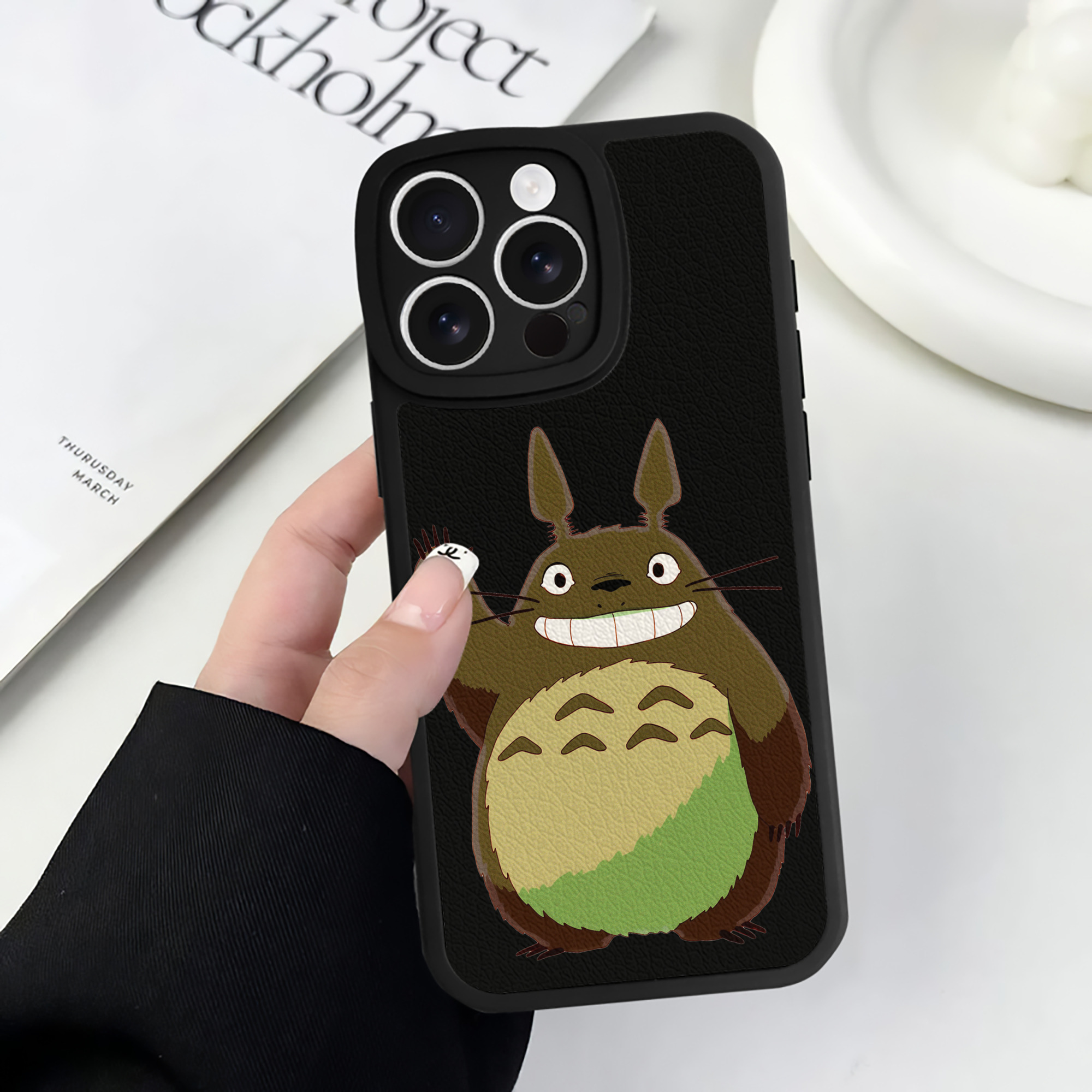 （画像用） となりのトトロ 草壁メイ 草壁サツキ My Neighbor Totoro Satsuki Kusakabe Mei Kusakabe 【iPhone 16シリーズ対応】シリコンスマホケース（レザー調） 材質：シリコン